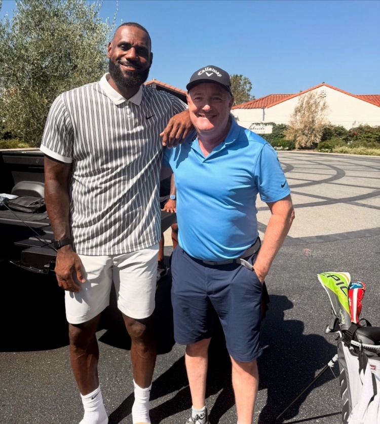 体育预测-主持人摩根晒合影：非常荣幸见到詹姆斯 他其实是个极为友善的人