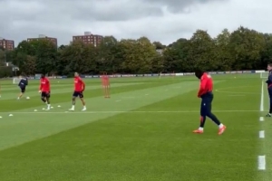 星空体验-记者:埃泽今日仍随水晶宫训练,他是最后一个离开更衣室的球员