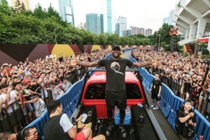 成都市政府新闻办公室官博:官宣!NBA巨星詹姆斯14年后重访成都