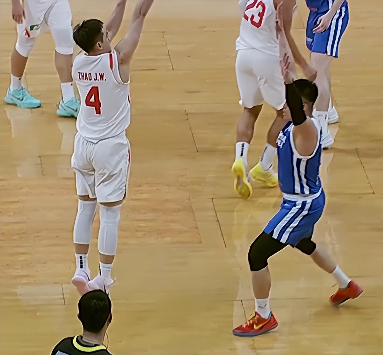 星空高光时刻-中国男篮100-93中国台北!球员评分:5人满分,3人良好,2人拉胯